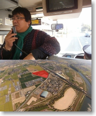 バスガイドの芝田隊員と筑後広域公園航空写真