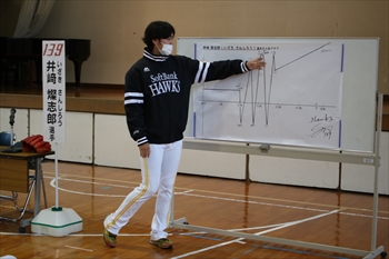 学校を訪問する選手の写真1