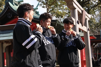 恋木神社に参拝している写真2