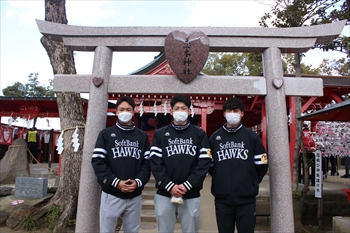 恋木神社に参拝している写真1