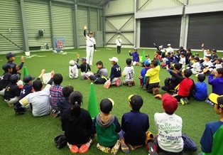 子どもたちに教える和田投手