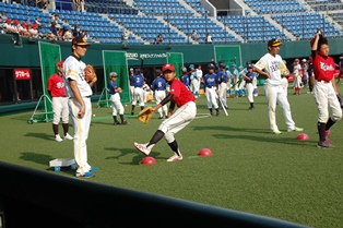 子どもに投球ホームを教える髙橋純平投手