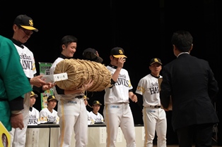 記念品の米俵を抱える髙橋選手