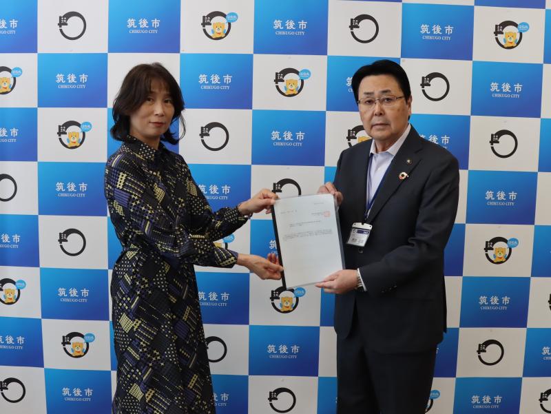 審査報告書提出の様子