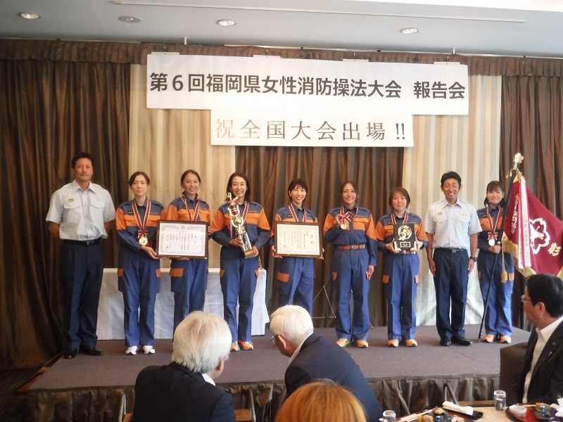 優勝報告会時の選手達と指導員（ホテル樋口軒にて）