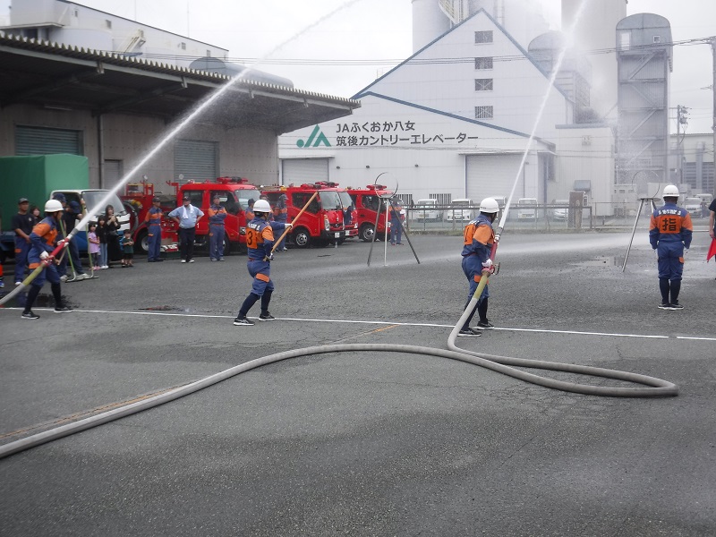火点をめがけて放水する団員