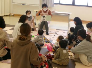 絵本の読み聞かせ