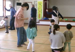 音楽に合わせて踊る 音楽に合わせて踊る