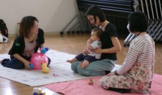 サロンの方、ママとおしゃべり サロンの方、ママとおしゃべり