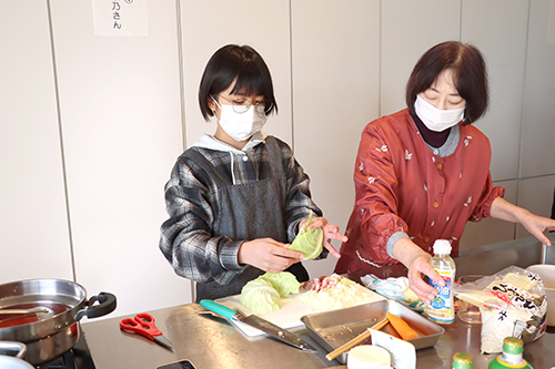 キャベツを調理している様子の写真 キャベツを調理している様子の写真