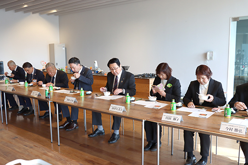 試食して審査する審査員の皆さんの写真 試食して審査する審査員の皆さんの写真