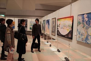 絵画を鑑賞する来客者の写真