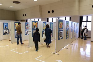 美術を鑑賞する来客者の写真