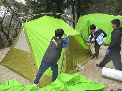 テントを張っている写真