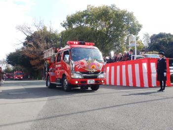しめ縄飾りをつけている消防車の写真 しめ縄飾りをつけている消防車の写真