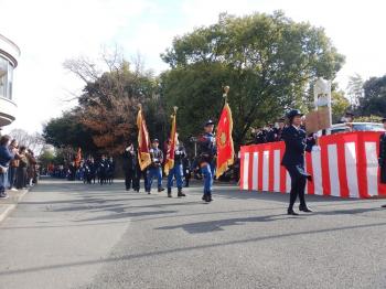 パレードを行う隊員の写真 パレードを行う隊員の写真