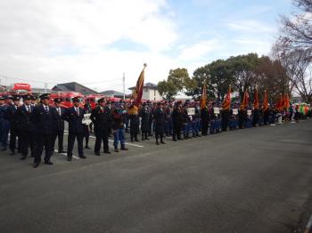 屋外で整列してる隊員の写真 屋外で整列してる隊員の写真