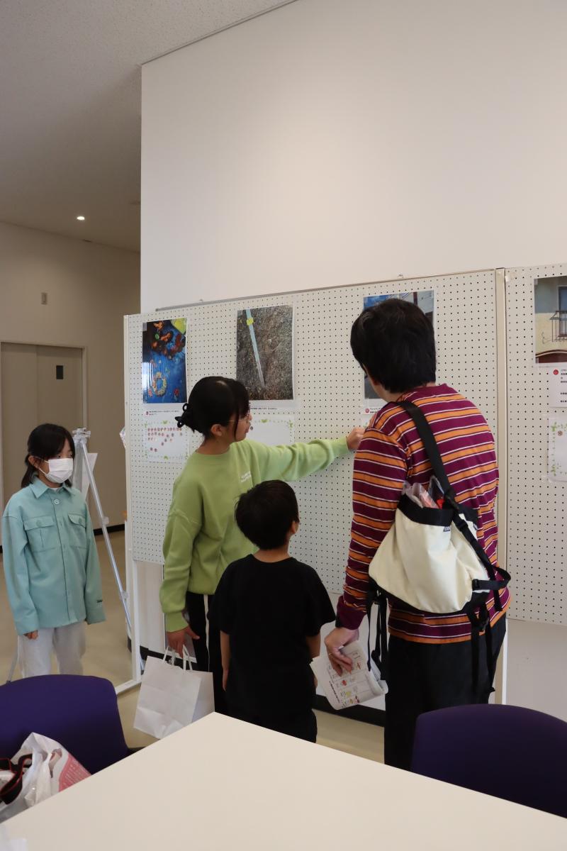 フォトコンテストに参加する親子 フォトコンテストに参加する親子