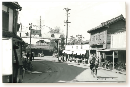 昭和時代の羽犬塚駅前の様子 昭和時代の羽犬塚駅前の様子