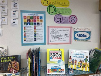 図書館での特設コーナーの写真