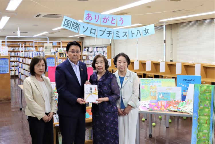 国際ソロプチミスト八女図書寄贈