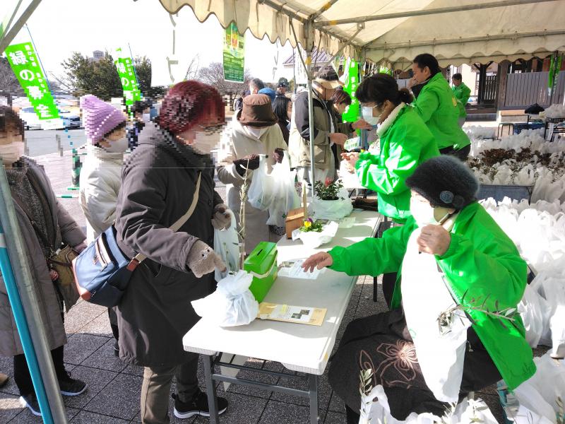 募金する人々 募金する人々