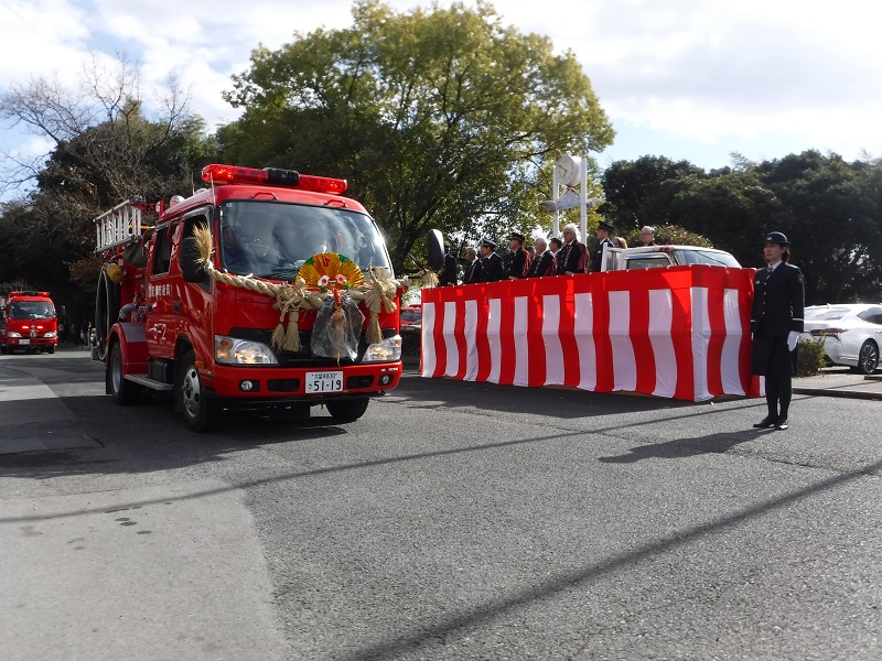 消防団車両のパレード