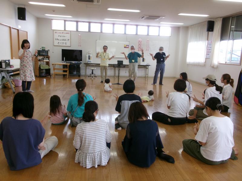 手遊びの様子