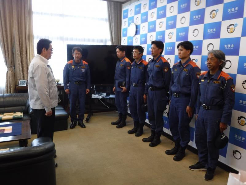 西田市長から激励を受ける第1次派遣隊員