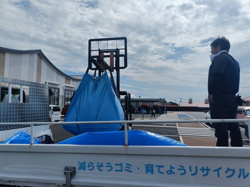 搬送した備蓄品をトラックから下ろす様子 搬送した備蓄品をトラックから下ろす様子